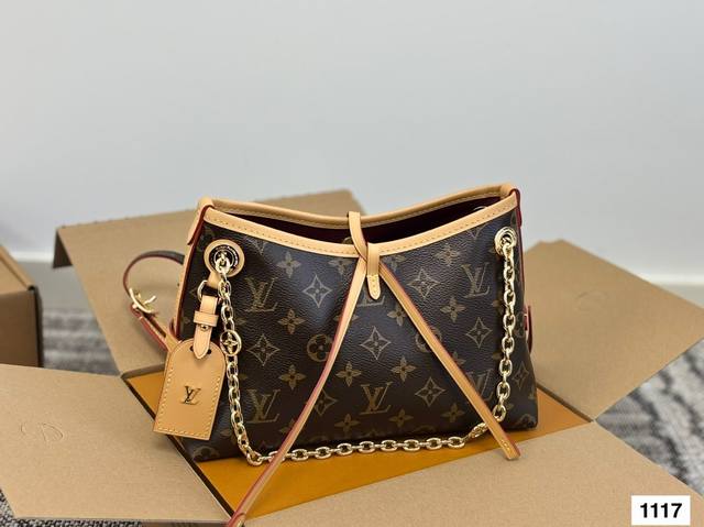 165芯片礼盒 新的Carryall Bb 鲶鱼须子和大金链子宝宝们形容的太贴切了 Lv配金链子真的好看 小小咩觉得新版Carryall变可爱 了，而且不喜欢大