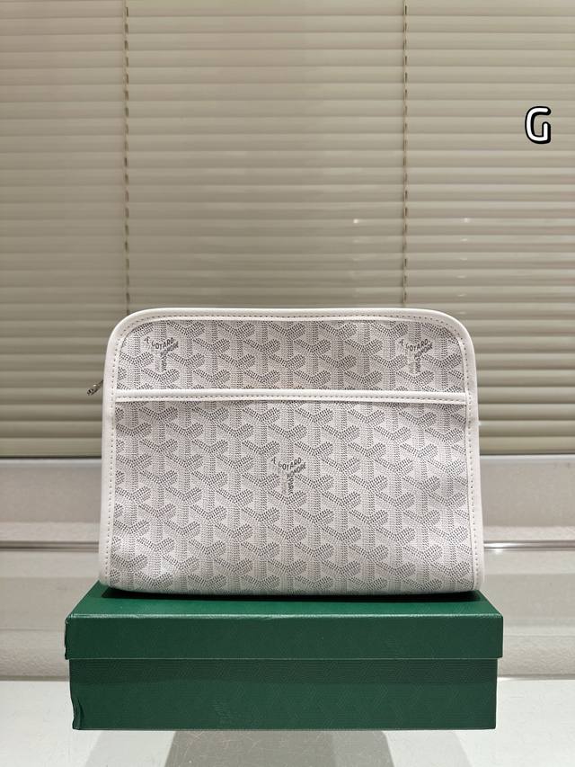 原单 Size：25.18Cm 戈雅 Goyard 手包 男生女生用！ 上身效果绝绝子~ 日常非常好搭配哦~ 男生女生都可以入手！