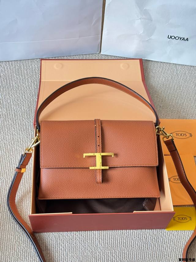 复刻版 牛皮 Tod's新款风琴包 可手拎、可斜挎、可腋下，还有备用皮肩带 原相机下美，到手更有质感哦 选择清新色彩与舒适材质，打造轻盈自在的新年形象，让你在节