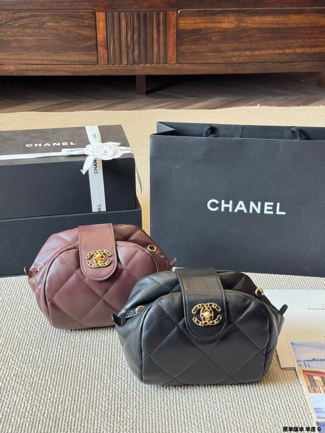 原单版本 羊皮 Chanel 25A新款 手镯包狠狠拿捏 知性优雅 内外兼修 小羊皮质感拉满，细腻又显贵，摸起来像在 Rua 云朵 黑金配色经典永流传，金色金属