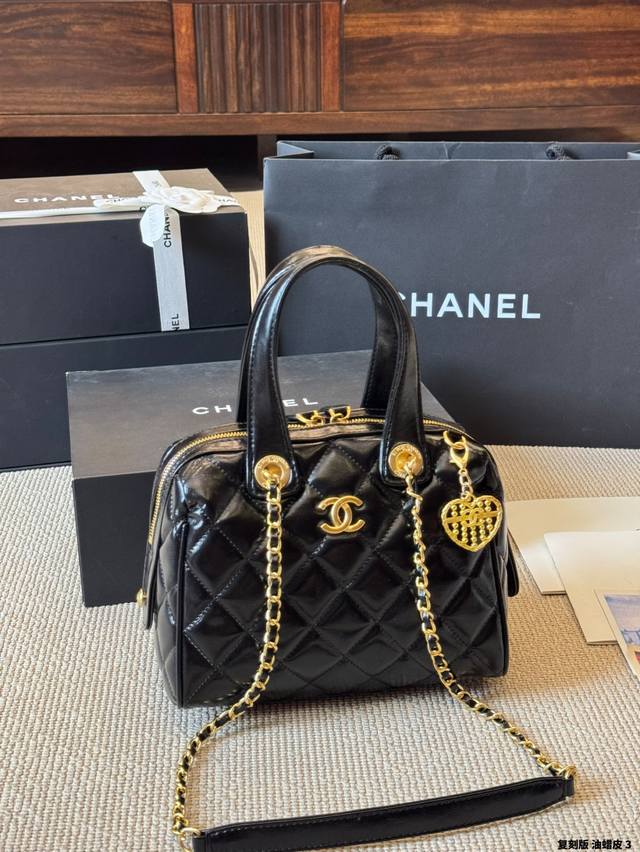 牛皮版本 Chanel香奈儿～25A黑金褶皱油蜡牛皮手提包保龄球包单肩包 25A高级手工坊系列中一眼心动的保龄球包 高级手工坊25A 保龄球黑金延续香奈儿标志性