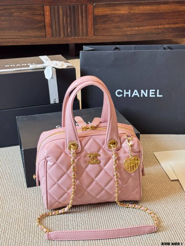 牛皮版本 Chanel香奈儿～25A黑金褶皱油蜡牛皮手提包保龄球包单肩包 25A高级手工坊系列中一眼心动的保龄球包 高级手工坊25A 保龄球黑金延续香奈儿标志性