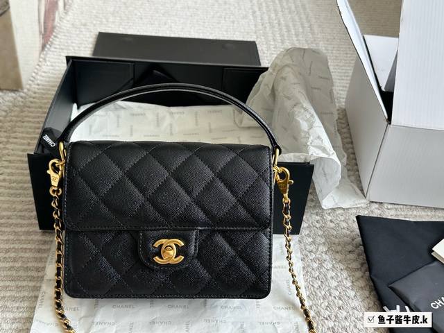 24K香奈儿新款手柄口盖包 香奈儿新款Ew #出街最爱的包包Chanel 24K手柄口盖包 黑金太太太好看了吧 设计的非常经典实用,肩带是可以自由拆卸的 也可以 24K香奈儿新款手柄口盖包 香奈儿新款Ew #出街最爱的包包Chanel 24K手柄口盖包 黑金太太太好看了吧 设计的非常经典实用,肩带是可以自由拆卸的 也可以