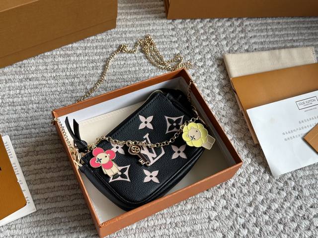 L家 最新麻将零钱包 官网走秀款 原版开模定制 专柜同步 手提单肩斜挎链条小包 原版面料 利落的外观设计极富现代现代时尚元素 无修饰实拍 今夏强力种草网红包女神