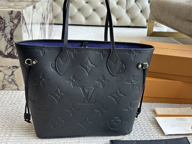 Lv Neverfull购物袋 N41605Lv 家的经典王牌,超大容量的设计作为妈咪包和Ol通勤都是妥妥 滴,出镜率 最高的包款。条纹内衬完全不单调沉闷,设计 Lv Neverfull购物袋 N41605Lv 家的经典王牌,超大容量的设计作为妈咪包和Ol通勤都是妥妥 滴,出镜率 最高的包款。条纹内衬完全不单调沉闷,设计