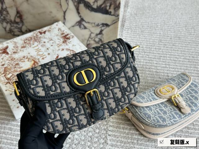 配盒 尺寸 21 12Cm 一如即往的简单高级 最新款Bobby出货 肩带调节 斜挎腋下都Ok 既时髦又可爱