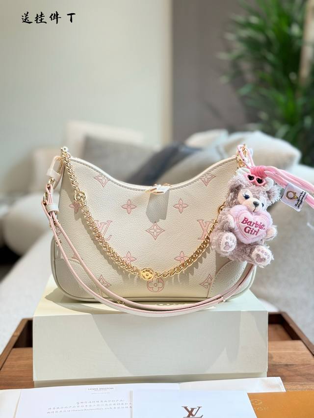 送挂件 Lv 5月新款淡奶草莓超嫩的牛角包奶呼呼的奶油白配着星星点点的草莓酱属于夏天的颜色温柔活泼又可爱减龄十足 经典牛角包可以手拎手挽单肩腋下斜挎多种用途~