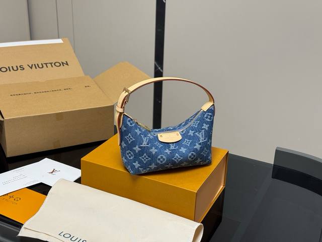 配折叠盒飞机盒 Size：20*11Cm 新款牛仔饭盒包 跟上这波风潮 太可爱了啊啊 复古才是真正上头的！ Lv 新款 牛仔 饭盒包！