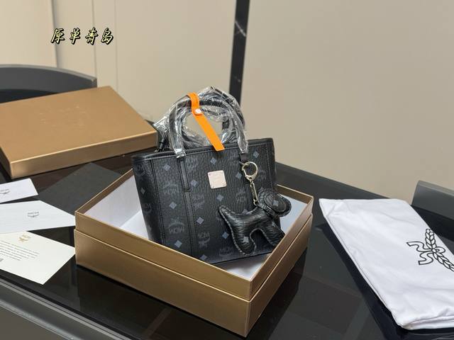 配礼盒 复刻版 Size：20*19Cm 新款Mcm 菜篮子 原单！青岛！ 俏皮很百搭 赠送可爱的小狗挂件！