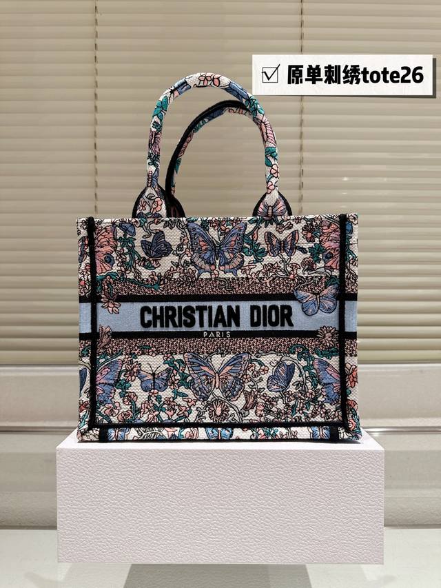 配盒配内胆 Size:26.5*21Cm D家 Tote购物袋 Cdbooktote23最新购物袋 立体刺绣 非普通货 搜索Dior Tote 托特 配盒配内胆 Size:26.5*21Cm D家 Tote购物袋 Cdbooktote23最新购物袋 立体刺绣 非普通货 搜索Dior Tote 托特