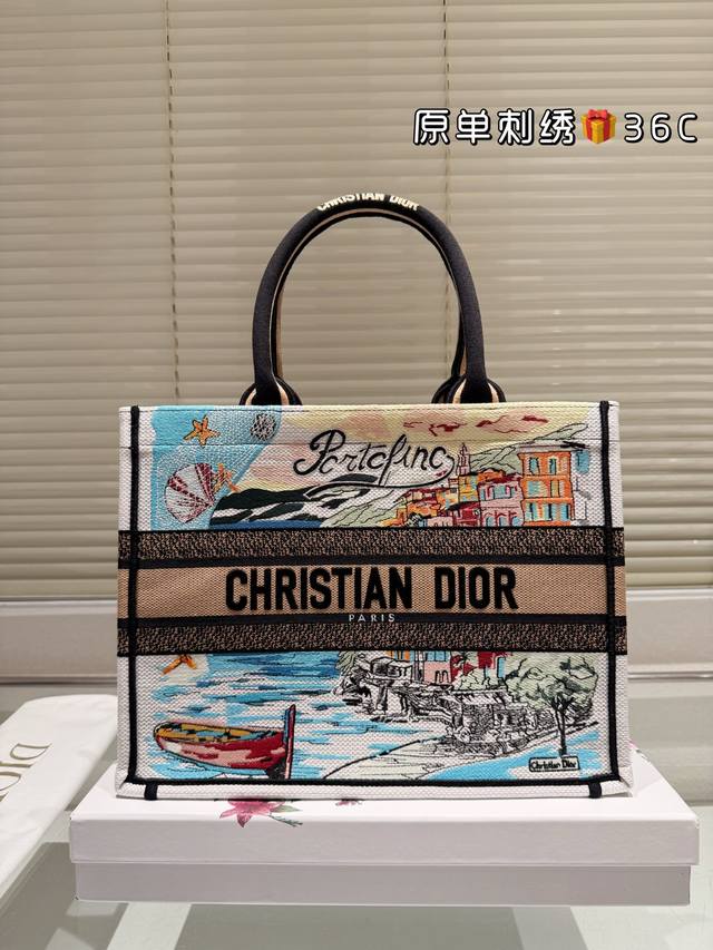 原单刺绣 Dior 提花 托特包 配内胆 Dior Book Tote今年最喜欢的一款购物袋 Tote我用的次数最多的包，因为容量超级大，不管什么东西都向里面放