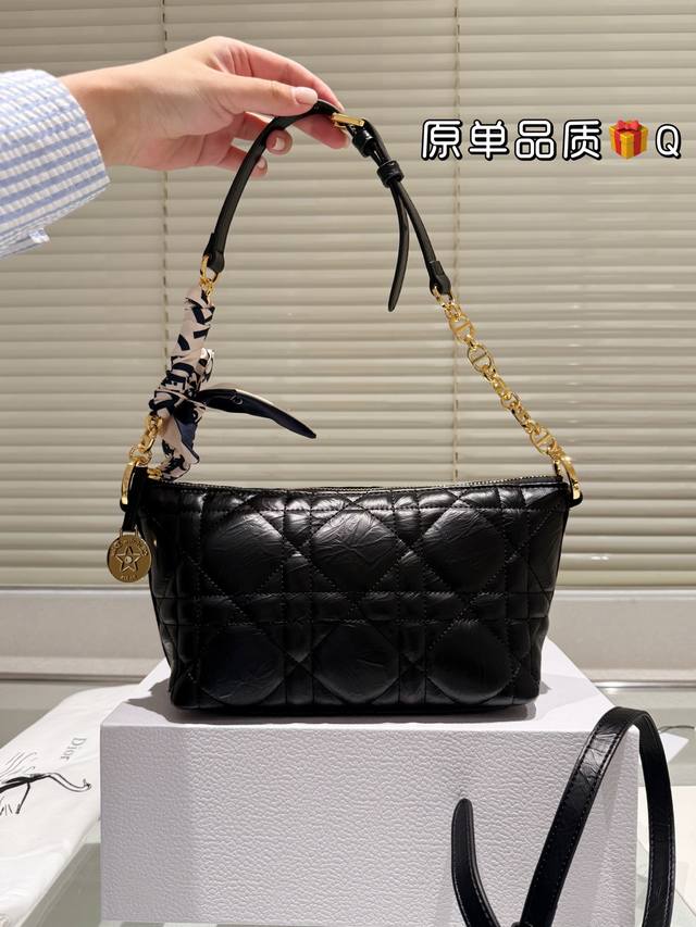 复刻版 牛皮 Cd饭盒包 Cd市场中的性价比之王 Hobo Star 链条手袋系列 升级版饭盒包，设计实用，加配可调节长肩带，大大提升了实用性，廓形柔软，自用超