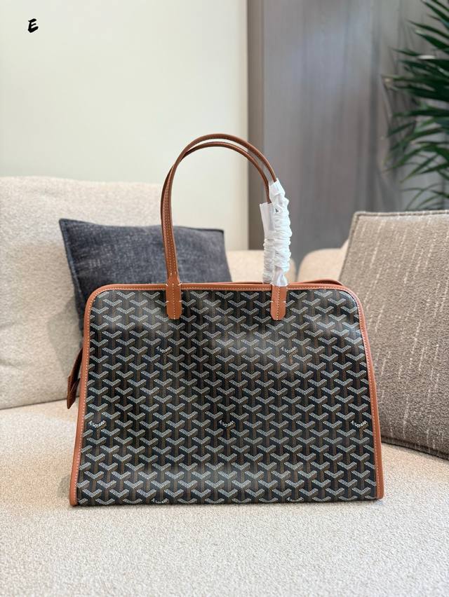 Goyard 戈雅包袋A好物推荐冠 Goyard打造的爱犬时尚 Chic Du Chien 系列涵盖了许多充满想象力的产品。青睐这一系列的主顾对“Hardy”这