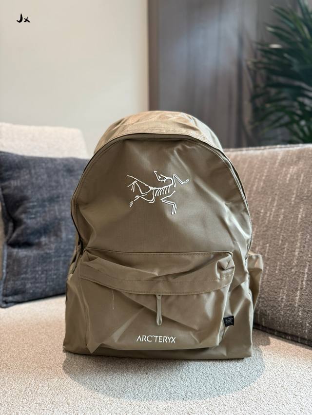 始祖鸟双肩包 防水又轻便 速干面料 超轻透气徒步登山双肩包 通勤包适合日常出去玩 上下班徒步爬山太方便啦 双肩带还是透气网有宽度 不会勒肩膀给不闷热 Recom