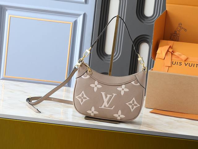 升级原版M46002 于新季伊始推出 Bagatelle 手袋，以 Monogram Empreinte 皮革塑造构型。流畅线条和柔软质感实现灵活背携，精巧设计