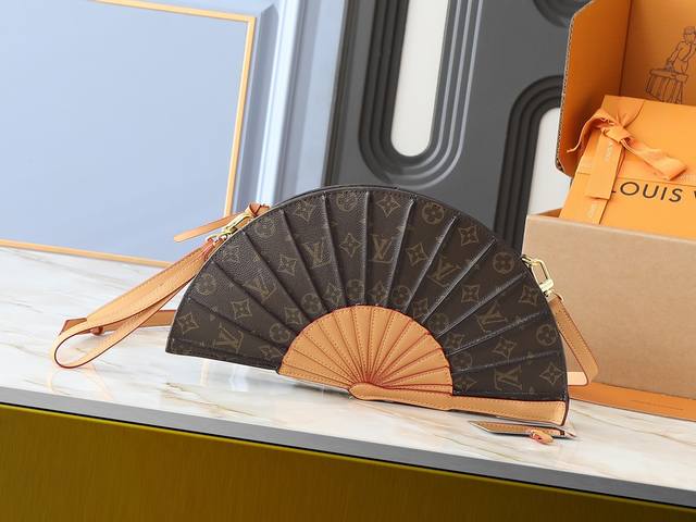 升级原版 M14804 Lv Fan 手袋取材 Monogram 帆布，以别致设计亮相 2025 春夏秀场，成就收藏家之选。皮革之上点缀 Monogram 花卉