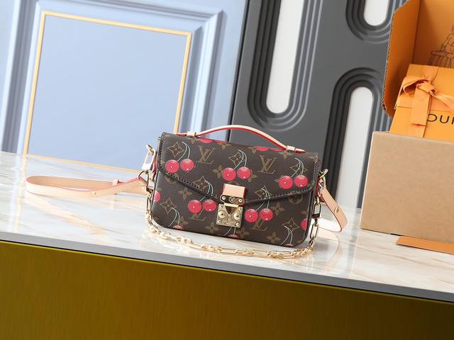 升级原版 M14231 M46279 本款 Pochette MéTis East West 手袋出自路易威登 X 村上隆复刻系列，为 Monogram 涂层帆