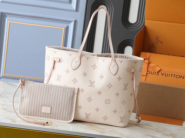 升级原版 M14285 M40995 本款Neverfull Mm中号手袋以同色美学重译经典Monogram Empreinte 皮革。Neverfull是一个