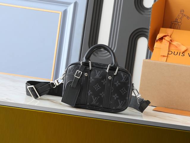 升级原版 M82770黑花 牛仔蓝 本款Nano Porte Documents Voyage 手袋致意经典原型设计，承袭拉链开合、手柄以及可拆卸并调节的肩带等