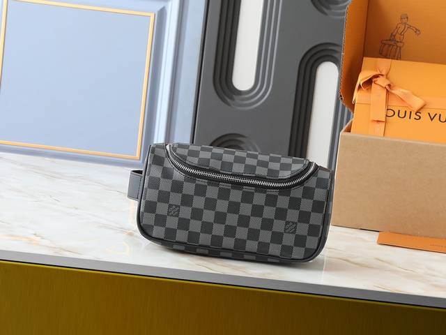 升级原版M11510 这款梳妆包采用Damier Graphite帆布制成，极具粗犷气息。实用的弹性内衬可保持瓶身直立。尺寸:20 X 9.3 X 28厘米 高