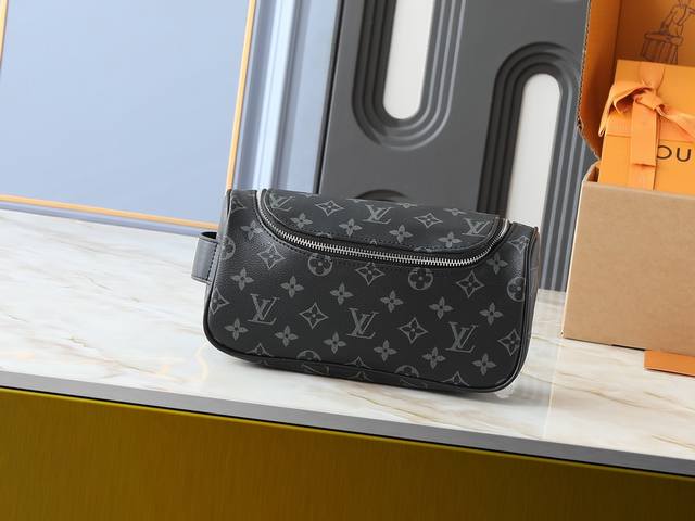 升级原版M11510 这款梳妆包采用Damier Graphite帆布制成，极具粗犷气息。实用的弹性内衬可保持瓶身直立。尺寸:20 X 9.3 X 28厘米 高