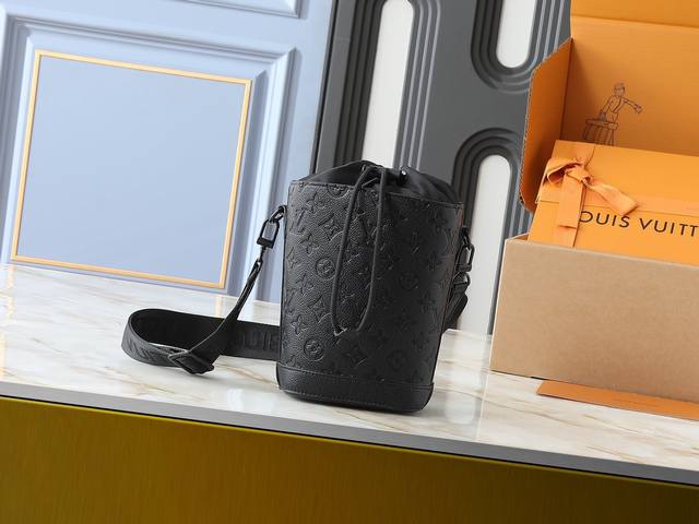 升级原版 M82248 路易威登溯源品牌历史，推出此款 Noé 单肩包。新款牛皮革拥有更为细腻的粒面肌理和柔滑质感，塑造灵活抽绳结构。可拆卸并调节的织物肩带实现