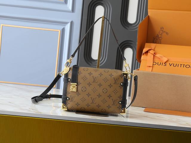 升级原版 M46358 M25 本款Nicolas GhesquièRe 重复探寻路易威登的制箱传承，创作此款 Side Trunk 中号手袋。Monogram