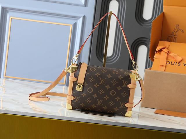 升级原版 M46358 M25 本款Nicolas GhesquièRe 重复探寻路易威登的制箱传承，创作此款 Side Trunk 中号手袋。Monogram