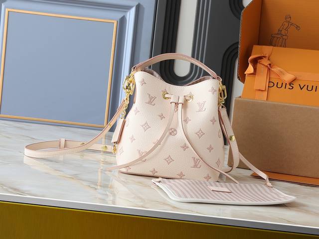 升级原版 M14401 M44022 本款 NéOnoé 小号手袋以经典 Monogram Empreinte 皮革演绎同色美学，借耀目链条装饰释放当季新意。齐