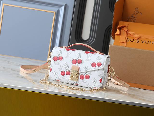 升级原版 M14231 M46279 本款 Pochette MéTis East West 手袋出自路易威登 X 村上隆复刻系列，为 Monogram 涂层帆