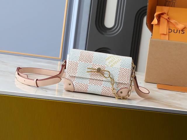 升级原版 M81746 M82917 M82916 M82918 M83613 M40674 本款 Steamer 迷你手袋取材鲜亮 Taurillon 皮革，