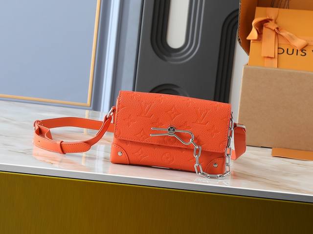 升级原版 M81746 M82917 M82916 M82918 M83613 M40674 本款 Steamer 迷你手袋取材鲜亮 Taurillon 皮革，