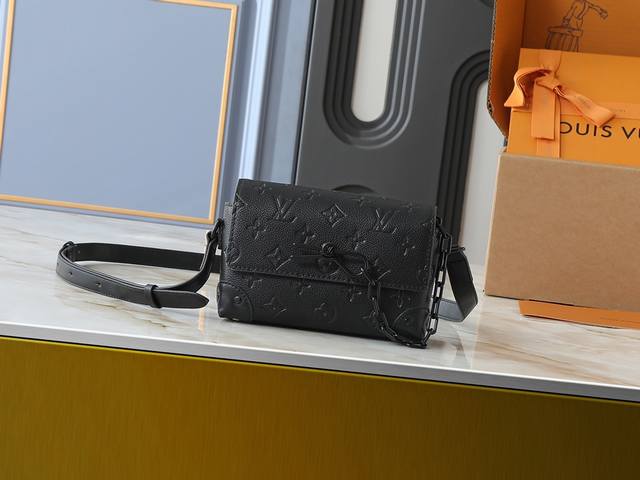 升级原版 M81746 M82917 M82916 M82918 M83613 M40674 本款 Steamer 迷你手袋取材鲜亮 Taurillon 皮革，