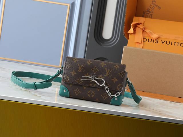 升级原版 M81746 M82917 M82916 M82918 M83613 M40674 本款 Steamer 迷你手袋取材鲜亮 Taurillon 皮革，