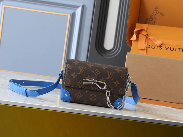 升级原版 M81746 M82917 M82916 M82918 M83613 M40674 本款 Steamer 迷你手袋取材鲜亮 Taurillon 皮革，