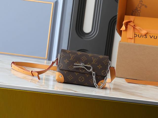 升级原版 M81746 M82917 M82916 M82918 M83613 M40674 本款 Steamer 迷你手袋取材鲜亮 Taurillon 皮革，