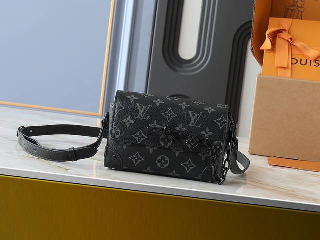 升级原版 M81746 M82917 M82916 M82918 M83613 M40674 本款 Steamer 迷你手袋取材鲜亮 Taurillon 皮革，