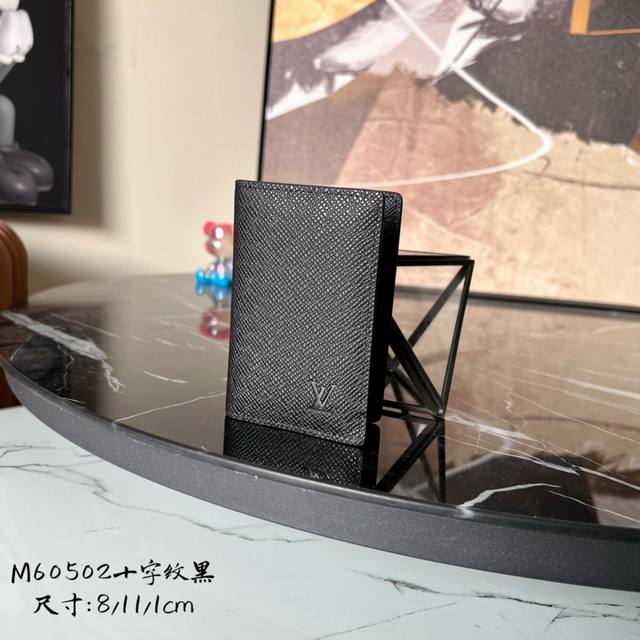 工厂P价 顶级原单 M60502 60642 十字纹黑 這款小巧的袋裝皮夾最適合喜歡多合一功能錢包的男士。以柔軟Epi皮革打造卻帶剛陽氣質，低調地壓印上路易威登