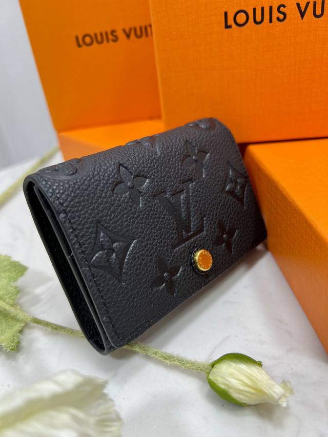 M63801 M58456 压花黑卡片零钱包 顶级原单 代购级别品质 以经典Monogram涂层帆布制作，这款Enveloppe Carte De Visite