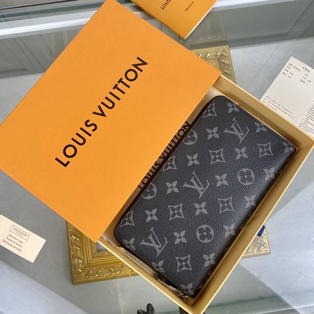 黑花！60002 由时尚Damier Graphite帆布裁制而成的Zippy Organizer拉链钱夹，兼具时尚感与实用性，满足现代生活的使用需求。紧致小巧