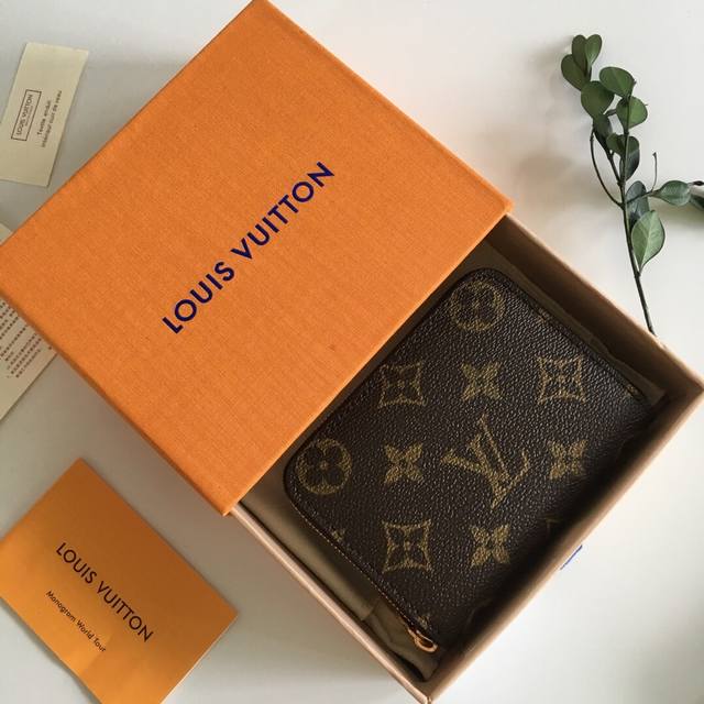 M60067 顶级原单 Zippy 拉链零钱包 都市人提供了最理想的选择。包身精巧紧凑，可以用来装零钱、信用卡和折叠起来的纸币。即使身上的口袋小，也可轻松地将它