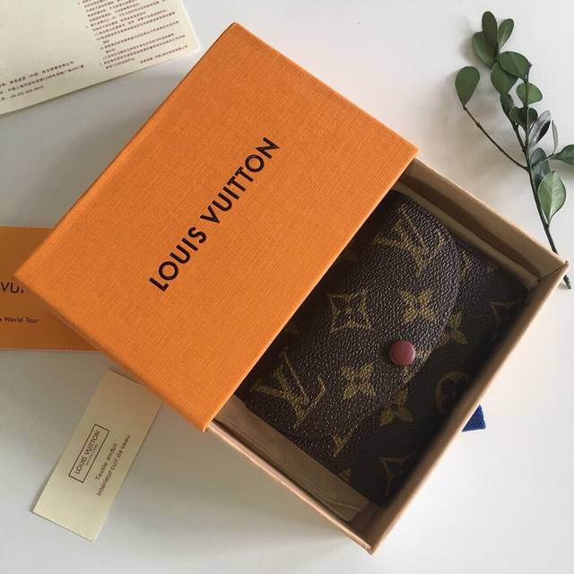 M41939紫 海外顶级原单，本产品附带二维码可链接官网售价， 小巧玲珑却极为实用，此款多彩信封式零钱包是现代女性都市生活中的完美伴侣。身材小巧，轻松收入包袋甚