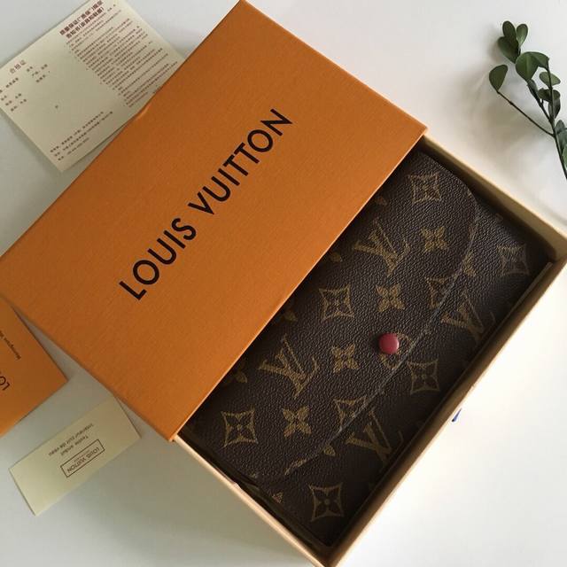 货号 M60696 紫红 介绍 海外原单私货，本产品附带二维码可链接官网售价，代购级品质％实物拍摄 五金 原厂进口五金 面料 海外进口面料%清晰Logo 尺寸