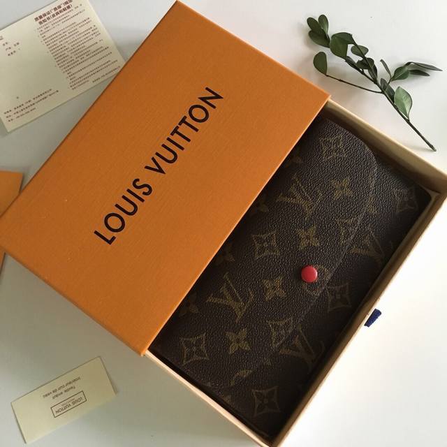 货号 M60696 大红 介绍 海外原单私货，本产品附带二维码可链接官网售价，代购级品质％实物拍摄 五金 原厂进口五金 面料 海外进口面料%清晰Logo 尺寸