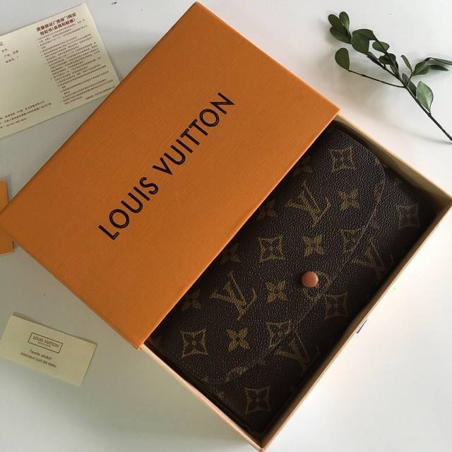 货号 M60696 啡色 介绍 海外原单私货，本产品附带二维码可链接官网售价，代购级品质％实物拍摄 五金 原厂进口五金 面料 海外进口面料%清晰Logo 尺寸