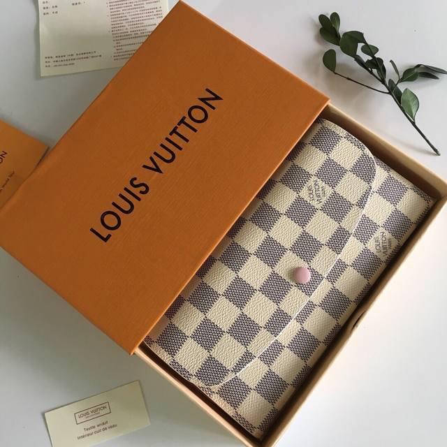 货号 M60696 白格粉 介绍 海外原单私货，本产品附带二维码可链接官网售价，代购级品质％实物拍摄 五金 原厂进口五金 面料 海外进口面料%清晰Logo 尺寸