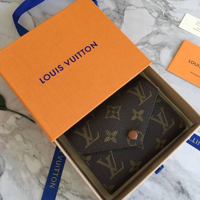 M41938、 咖啡 海外顶级原单货、本产品附带二维码可链接官网售价，尺寸12*2*9、风格柔美而功能强大，此款小巧的Victorine钱夹是适宜随身携带的上上