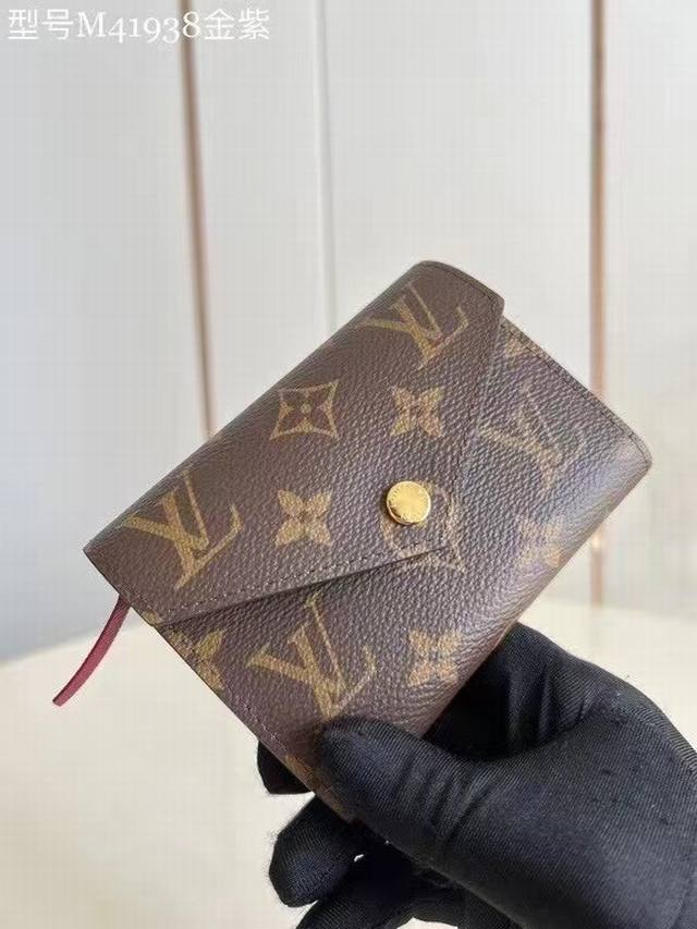 M62472 62360 41938 金紫海外顶级原单货、本产品附带二维码可链接官网售价，尺寸12*2*9、风格柔美而功能强大，此款小巧的Victorine钱夹