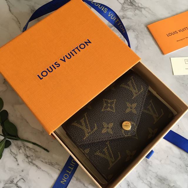 M62472 62360 41938 棕色，紫色，粉色海外顶级原单货、本产品附带二维码可链接官网售价，尺寸12*2*9、风格柔美而功能强大，此款小巧的Victo