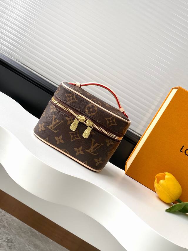 工厂P价 M44936老花 顶级原单 独家背景实拍 Nice Nano 化妆包以 Monogram 帆布塑造精巧构型，可摆放在浴室收纳指甲油或唇膏等美妆用品，或